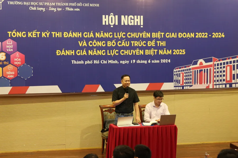 GS.TS Huỳnh Văn Sơn, Hiệu trưởng Trường Đại học Sư phạm TPHCM đánh giá việc giới thiệu cấu trúc đề thi tại hội nghị. (Ảnh: HCMUE).