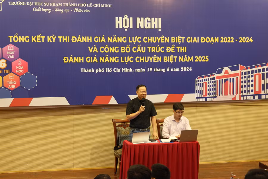 GS.TS Huỳnh Văn Sơn, Hiệu trưởng Trường Đại học Sư phạm TPHCM đánh giá việc giới thiệu cấu trúc đề thi tại hội nghị. (Ảnh: HCMUE).