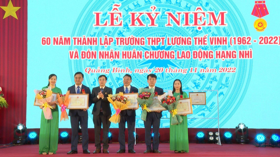 Thừa ủy quyền Bộ GD&amp;ĐT, ông Đặng Ngọc Tuấn tặng Bằng khen của Bộ GD&amp;ĐT cho các thầy cô giáo Trường THPT Lương Thế Vinh.