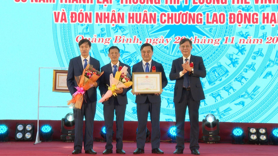 Ông Trần Thắng, Chủ tịch UBND tỉnh Quảng Bình trao Bằng khen của Chủ tịch UBND tỉnh cho tập thể lãnh đạo Trường THPT Lương Thế Vinh.