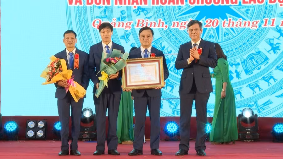 Thừa ủy quyền Chủ tịch nước, ông Trần Thắng, Chủ tịch UBND tỉnh Quảng Bình trao Huân chương Lao động hạng Nhì cho Trường THPT Lương Thế Vinh. 