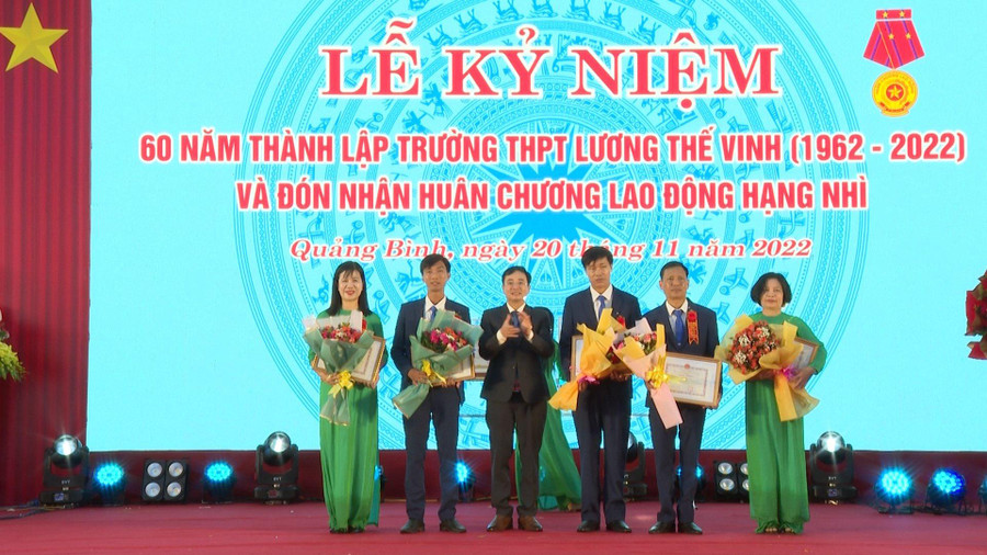 Ông Đặng Ngọc Tuấn, Giám đốc Sở GD&ĐT trao Giấy khen cho các thầy cô giáo Trường THPT Lương Thế Vinh.