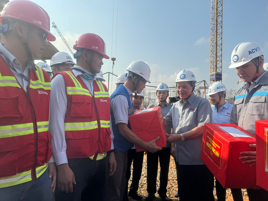 Phó chủ tịch Quốc hội Nguyễn Đức Hải tặng quà động viên các đơn vị thi công dự án Sân bay Long Thành. Ảnh: Phúc Minh