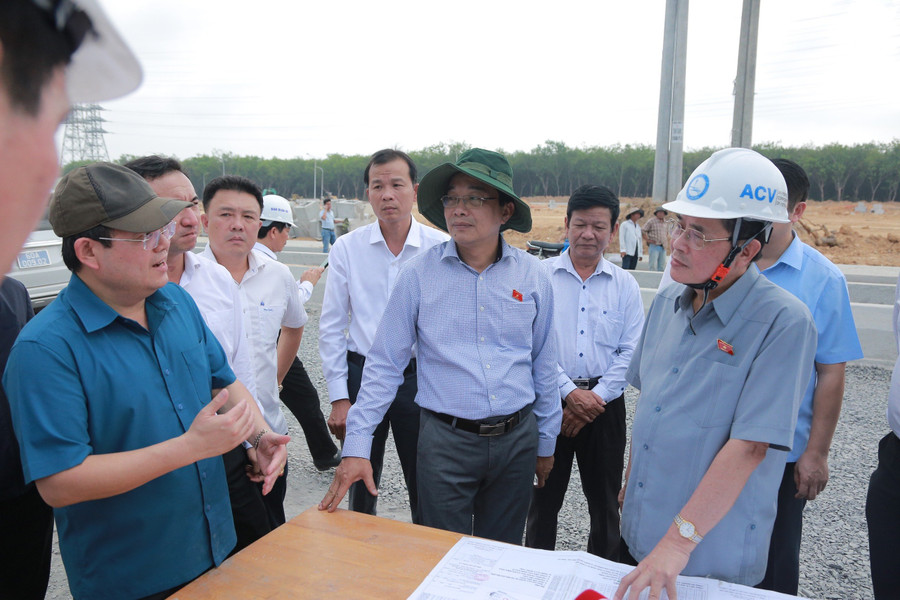 Phó bí thư Tỉnh ủy, Trưởng đoàn Đại biểu Quốc hội tỉnh, ông Quản Minh Cường báo cáo với Phó chủ tịch Quốc hội Nguyễn Đức Hải về tiến độ xây dựng khu tái định cư xã Long Đức, huyện Long Thành phục vụ Dự án đường cao tốc Biên Hòa - Vũng Tàu. Ảnh: Phúc Minh