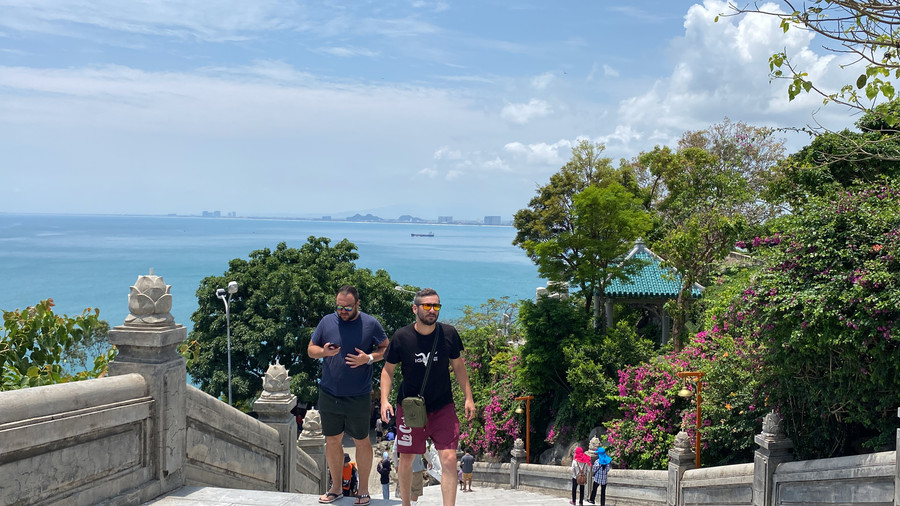 Không chỉ khách du lịch trong nước, dịp lễ 30/4 và 1/5 này, TP. Đà Nẵng đón lượng lớn khách nước ngoài. Ảnh: Hoàng Vinh. Không chỉ khách du lịch trong nước, dịp lễ 30/4 và 1/5 này, TP. Đà Nẵng đón lượng lớn khách nước ngoài. Ảnh: Hoàng Vinh.