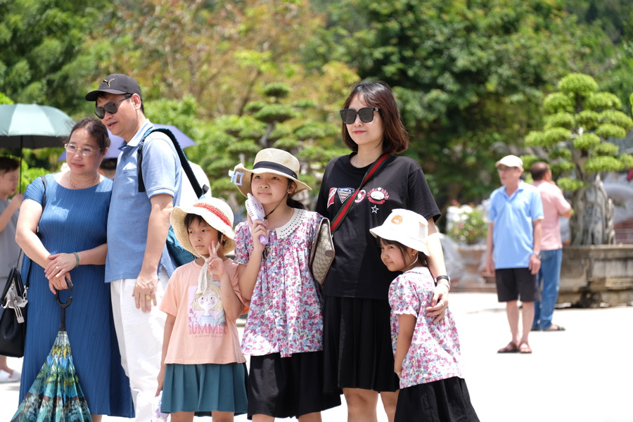 Mặc dù thời tiết khá nắng nhưng du khách vẫn ùn ùn lên Chùa Linh Ứng. Ảnh: Hoàng Vinh. Mặc dù thời tiết khá nắng nhưng du khách vẫn ùn ùn lên Chùa Linh Ứng. Ảnh: Hoàng Vinh.