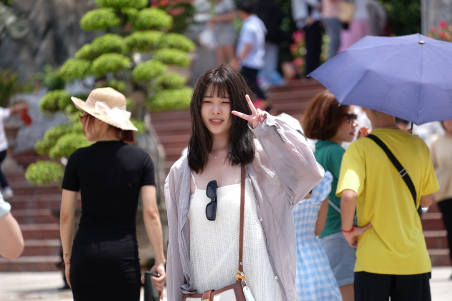 Check in trên chùa Linh Ứng. Ảnh: Hoàng Vinh. Check in trên chùa Linh Ứng. Ảnh: Hoàng Vinh.