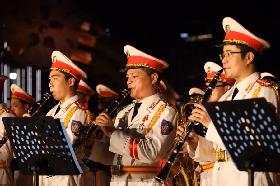 23 tác phẩm có nội dung ca ngợi Tổ quốc, Đảng Cộng sản Việt Nam và Bác Hồ kính yêu được các chiến sĩ của Đoàn nghi lễ Công an nhân dân biểu diễn. Ảnh: Hoàng Vinh.