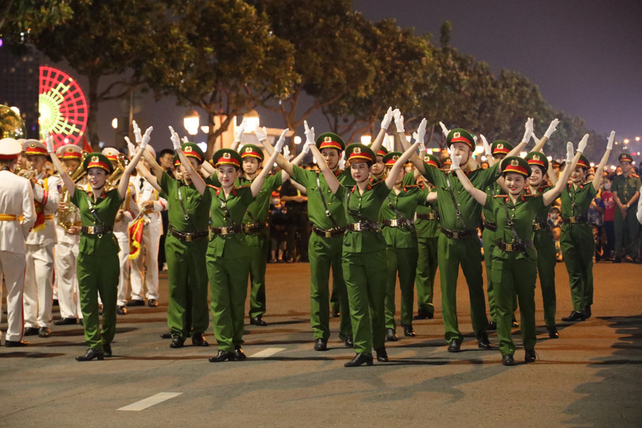 Đoàn nghi lễ biểu diễn thu hút nhiều sự quan tâm từ người dân và du khách. Ảnh: Hoàng Vinh.