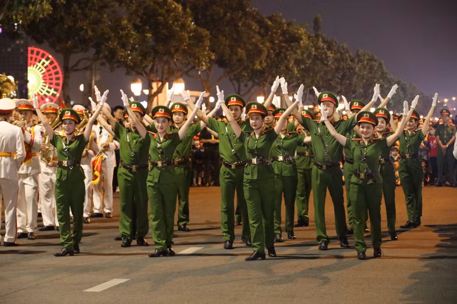 Đoàn nghi lễ biểu diễn thu hút nhiều sự quan tâm từ người dân và du khách. Ảnh: Hoàng Vinh.