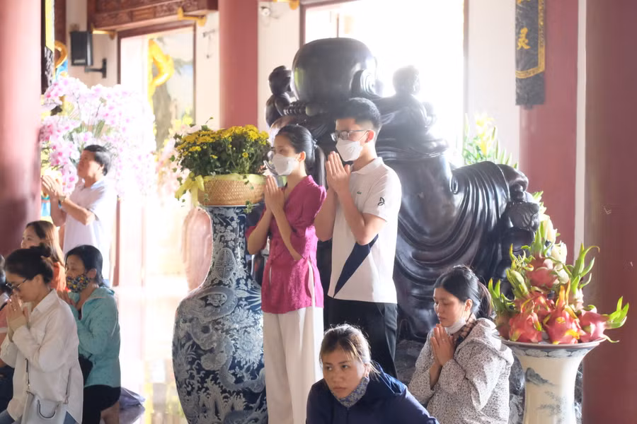 Cầu nguyện phía trong chánh điện. Ảnh: Hoàng Vinh.