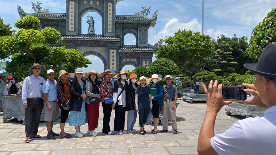 Gia đình ông Sơn ở Thái Nguyên vào Đà Nẵng du lịch. Gia đình ông Sơn ở Thái Nguyên vào Đà Nẵng du lịch.