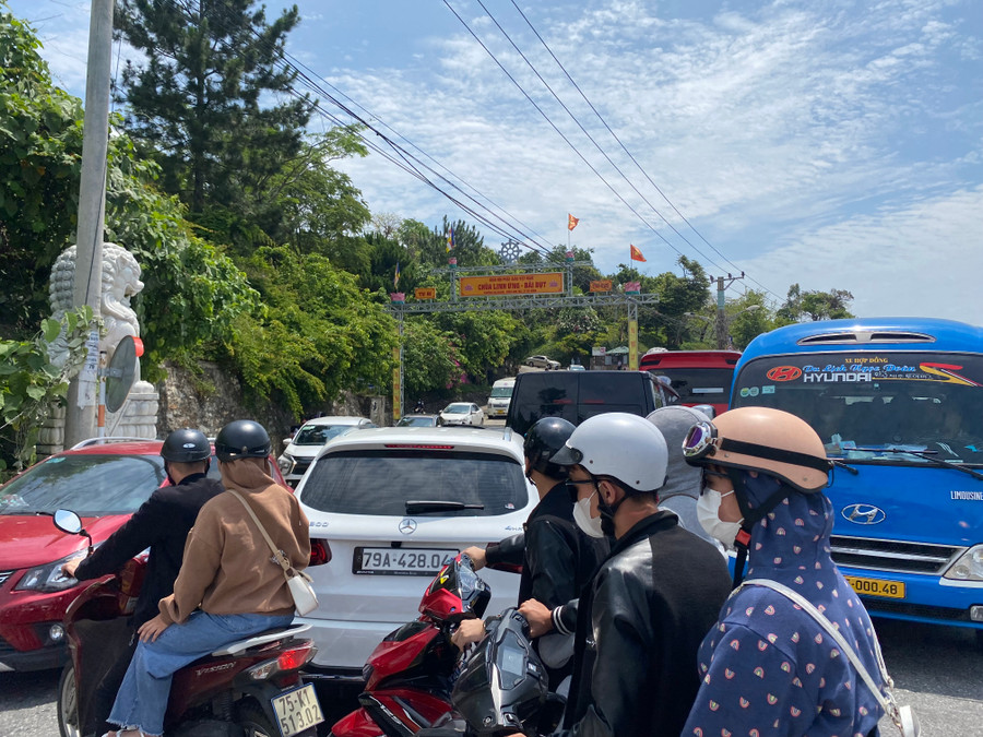 Kẹt xe trước đường dẫn lên chùa Linh Ứng. Ảnh: Hoàng Vinh. Kẹt xe trước đường dẫn lên chùa Linh Ứng. Ảnh: Hoàng Vinh.