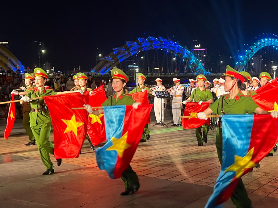 Biểu biểu diễn nhằm nâng cao đời sống văn hóa tinh thần cho cán bộ chiến sĩ và tăng cường mối quan hệ mật thiết với nhân dân nơi các đơn vị đóng quân. Ảnh: Hoàng Vinh.