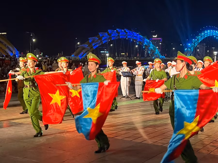 Biểu biểu diễn nhằm nâng cao đời sống văn hóa tinh thần cho cán bộ chiến sĩ và tăng cường mối quan hệ mật thiết với nhân dân nơi các đơn vị đóng quân. Ảnh: Hoàng Vinh.