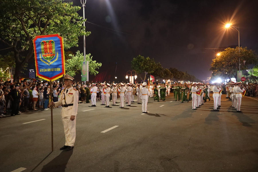 Bộ Tư lệnh Cảnh sát cơ động biểu diễn tại Đà Nẵng. Ảnh: Hoàng Vinh.