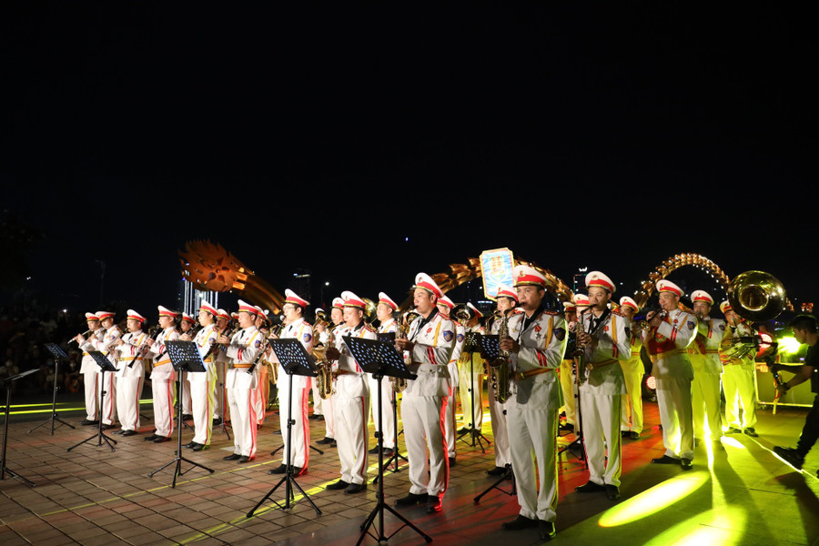 Đoàn biểu diễn từ cầu Trần Thị Lý đến Cầu Rồng - quãng đường 1,2km và dừng tại 4 điểm. Ảnh: Hoàng Vinh.