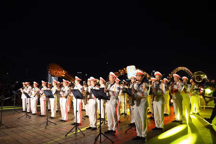 Đoàn biểu diễn từ cầu Trần Thị Lý đến Cầu Rồng - quãng đường 1,2km và dừng tại 4 điểm. Ảnh: Hoàng Vinh.