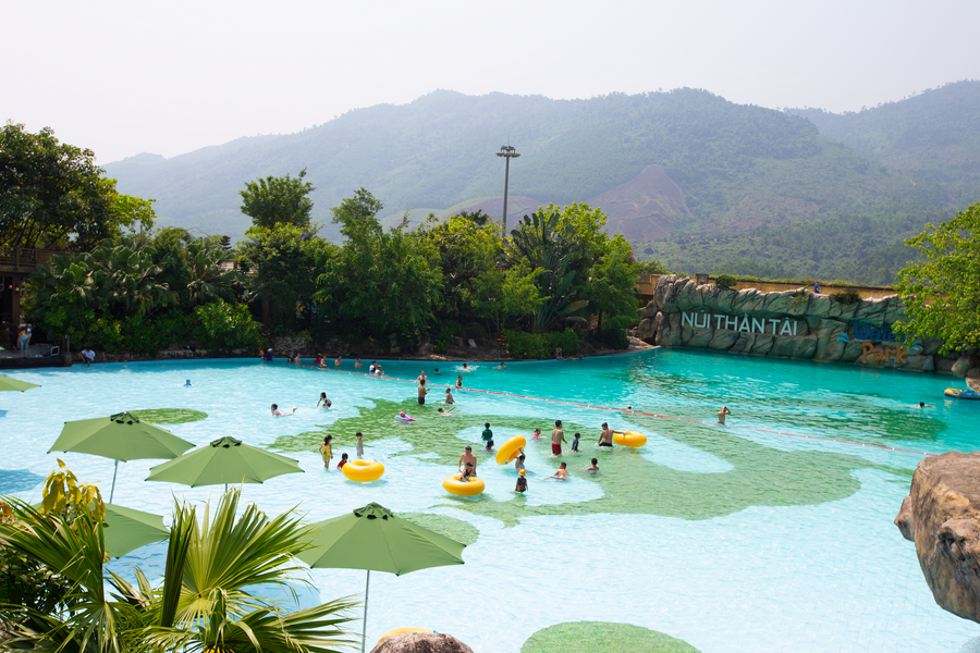 Du khách trải nghiệm tắm bể bơi tại Khu du lịch Núi Thần Tài. Ảnh: Hoàng Vinh. Du khách trải nghiệm tắm bể bơi tại Khu du lịch Núi Thần Tài. Ảnh: Hoàng Vinh.