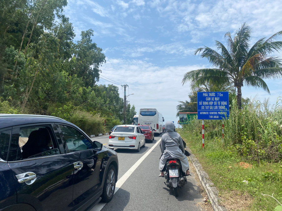 Đường lên chùa Linh Ứng bán đảo Sơn Trà có lúc bị kẹt cục bộ vì lượng người đổ về quá đông. Ảnh: Hoàng Vinh. Đường lên chùa Linh Ứng bán đảo Sơn Trà có lúc bị kẹt cục bộ vì lượng người đổ về quá đông. Ảnh: Hoàng Vinh.