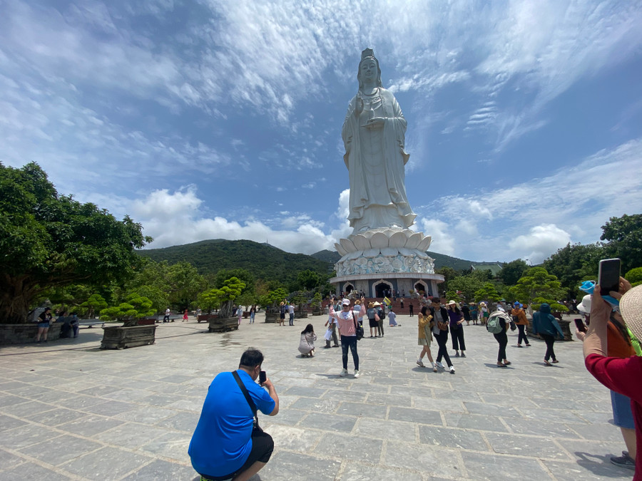Check-in trước tượng Mẹ Quán Thế Âm Bồ Tát. Ảnh: Hoàng Vinh. Check-in trước tượng Mẹ Quán Thế Âm Bồ Tát. Ảnh: Hoàng Vinh.