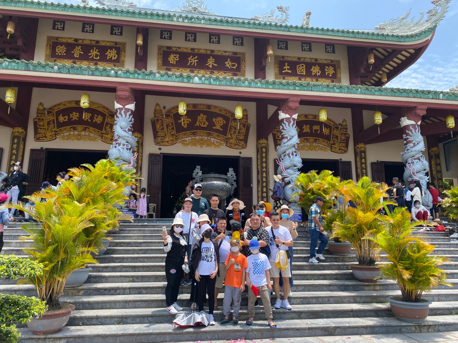 Chụp ảnh lưu niệm trước chánh điện. Ảnh: Hoàng Vinh. Chụp ảnh lưu niệm trước chánh điện. Ảnh: Hoàng Vinh.