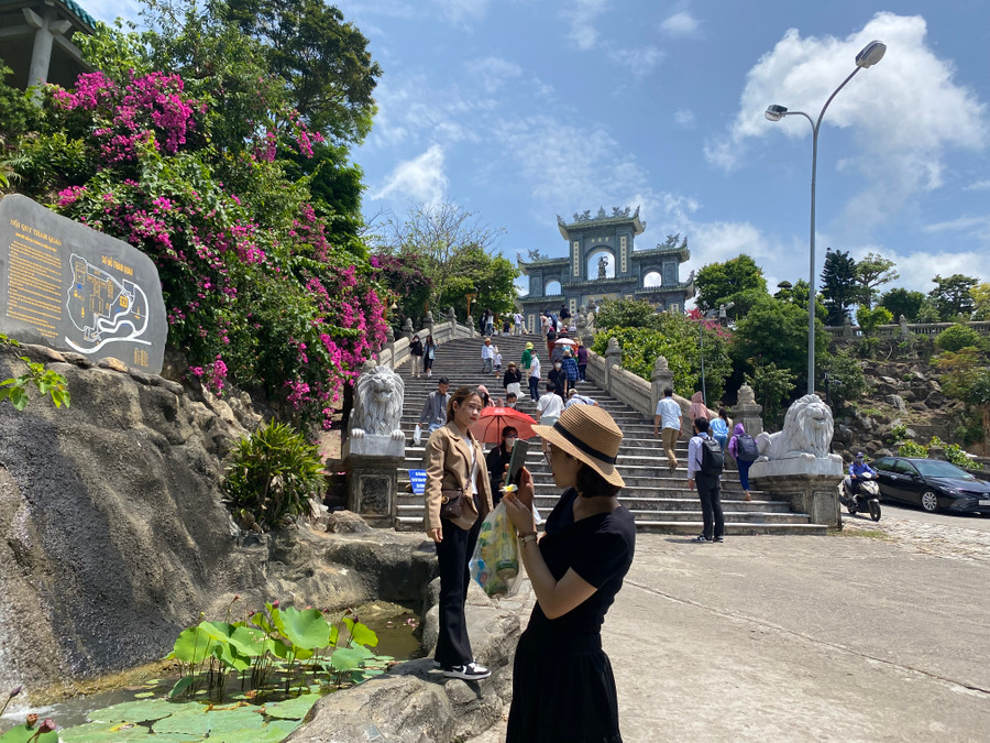 Đường dẫn lên chùa. Ảnh: Hoàng Vinh. Đường dẫn lên chùa. Ảnh: Hoàng Vinh.