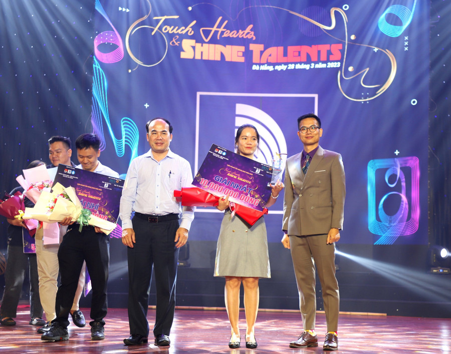 Ban tổ chức trao giải Nhất cho Đoàn Trường Đại học Kinh tế (Đại học Đà Nẵng). Ảnh: Thanh Nhã. Ban tổ chức trao giải Nhất cho Đoàn Trường Đại học Kinh tế (Đại học Đà Nẵng). Ảnh: Thanh Nhã.