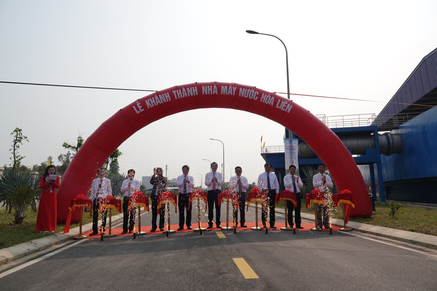 Các đại biểu cắt băng khánh thành Nhà máy nước Hòa Liên. Ảnh: Hoàng Vinh.