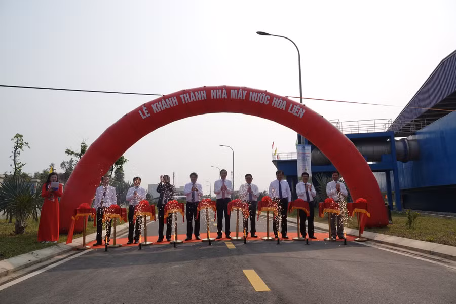 Các đại biểu cắt băng khánh thành Nhà máy nước Hòa Liên. Ảnh: Hoàng Vinh.