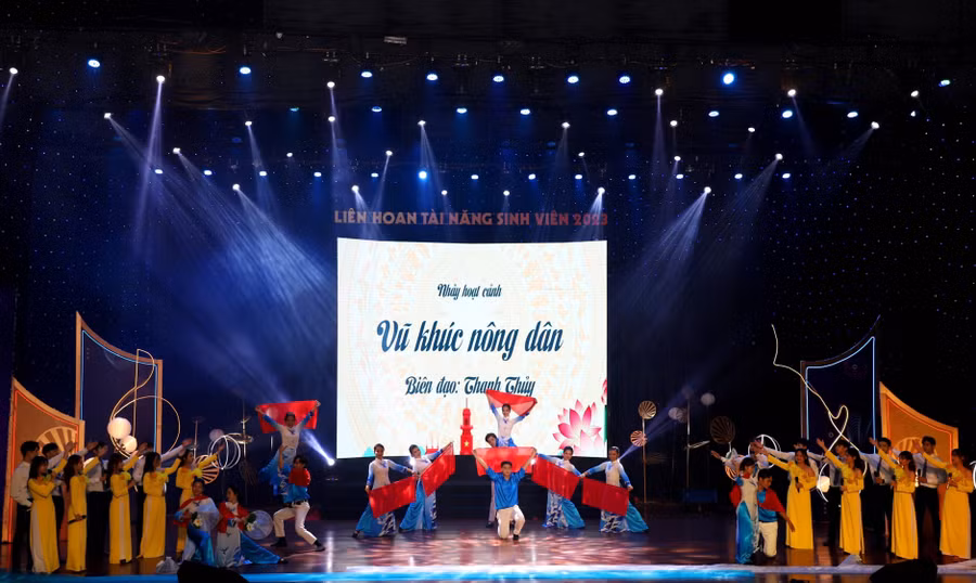 Sinh viên biểu diễn các tác phẩm tại Liên hoan. Ảnh: Thanh Nhã. 