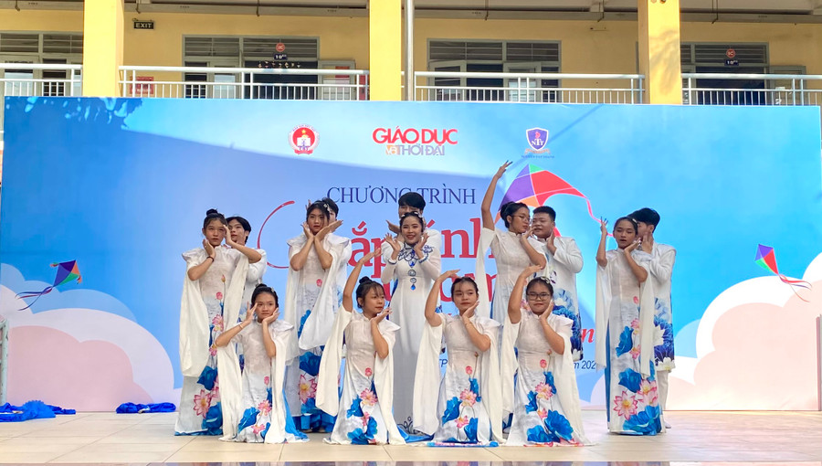 CLB âm nhạc Trường THPT Đào Sơn Tây biểu diễn tiết mục múa hát &quot;Em trong mắt tôi&quot; tại chương trình.