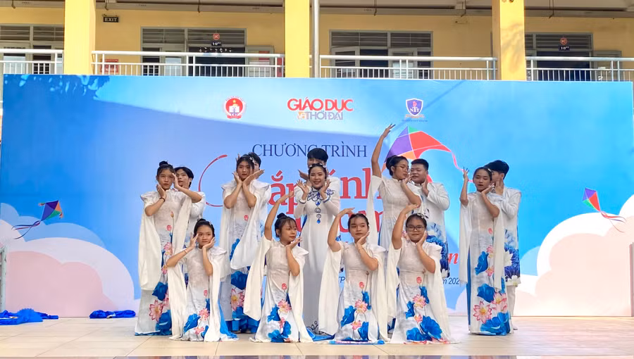 CLB âm nhạc Trường THPT Đào Sơn Tây biểu diễn tiết mục múa hát "Em trong mắt tôi" tại chương trình.