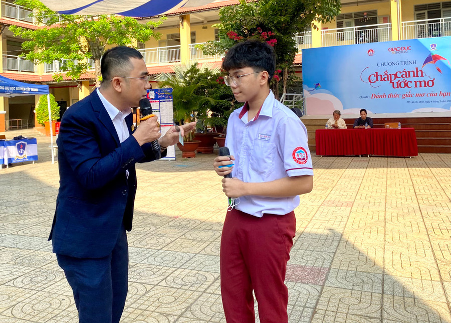 Em Tiến Hiếu, học sinh lớp 12C1, trường THPT Đào Sơn Tây giao lưu với Thạc sĩ Trương Quang Trị.