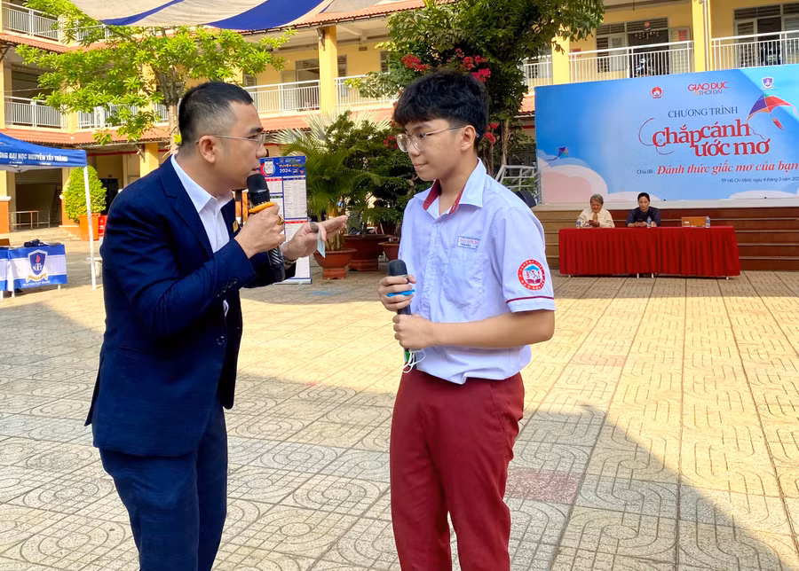 Em Tiến Hiếu, học sinh lớp 12C1, trường THPT Đào Sơn Tây giao lưu với Thạc sĩ Trương Quang Trị.