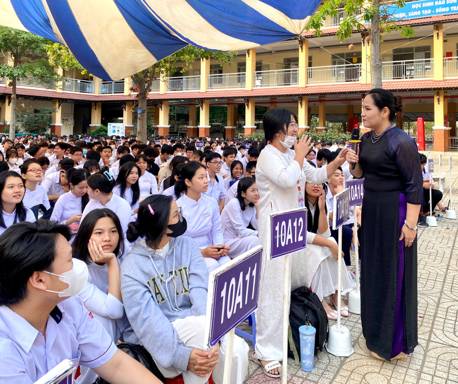 Học sinh trường THPT Đào Sơn Tây hào hứng giao lưu với Tiến sĩ Tâm lý Tô Nhi A.