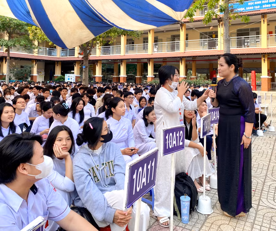 Học sinh trường THPT Đào Sơn Tây hào hứng giao lưu với Tiến sĩ Tâm lý Tô Nhi A.