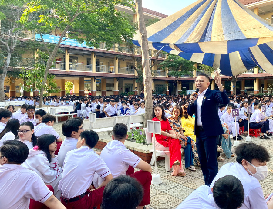 Thạc sĩ Trương Quang Trị tổ chức một trò chơi nhỏ với các bạn học sinh với phần học bổng 500.000 đồng để làm nóng chương trình.