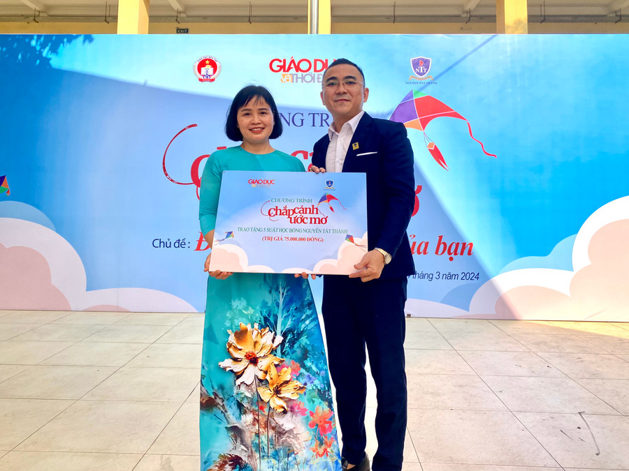 Thạc sĩ Trương Quang Trị, Phó trưởng phòng Công tác Học sinh – Sinh viên, Trường Đại học Nguyễn Tất Thành trao 5 suất học bổng Nguyễn Tất Thành tại Trường THPT Đào Sơn Tây.