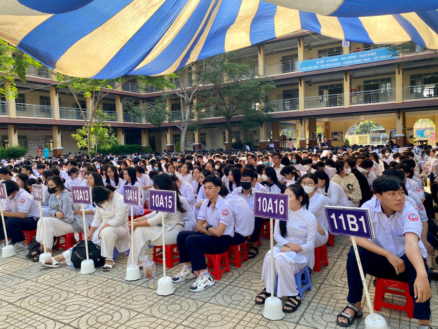 Các em học sinh THPT Đào Sơn Tây trong chương trình &quot;Chắp cánh ước mơ&quot; sáng ngày 4/3.