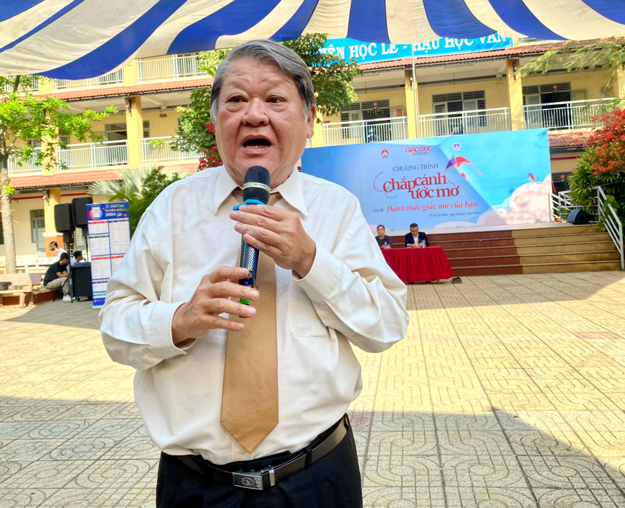 Ông Trần Anh Tuấn tại chương trình chia sẻ với các em học sinh về vấn đề thị trường lao động hiện nay và những kỹ năng cần có ở người lao động.