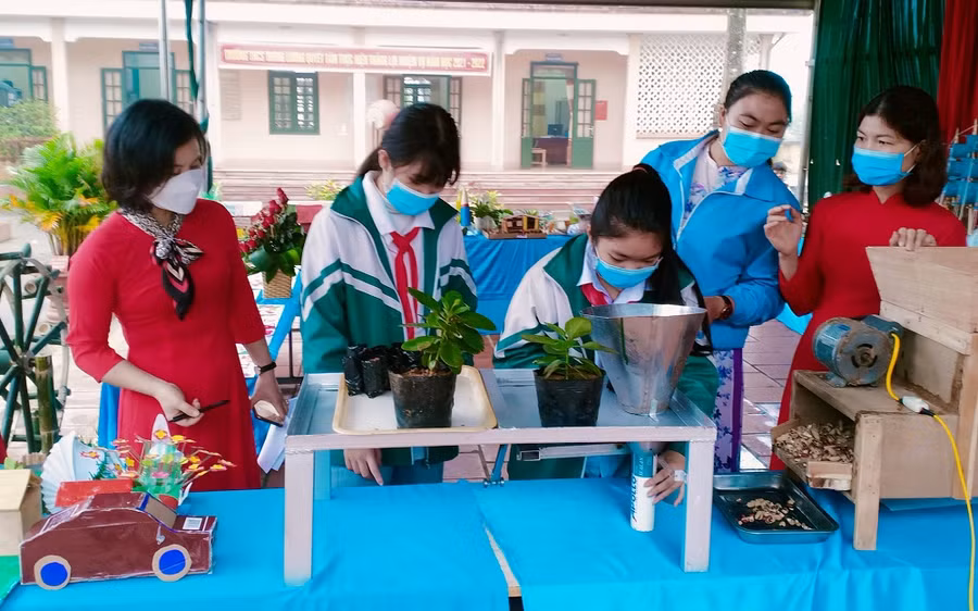 Cô trò trường THCS Trung Lương (Định Hóa, Thái Nguyên) với cuộc thi Sáng tạo trẻ của nhà trường.