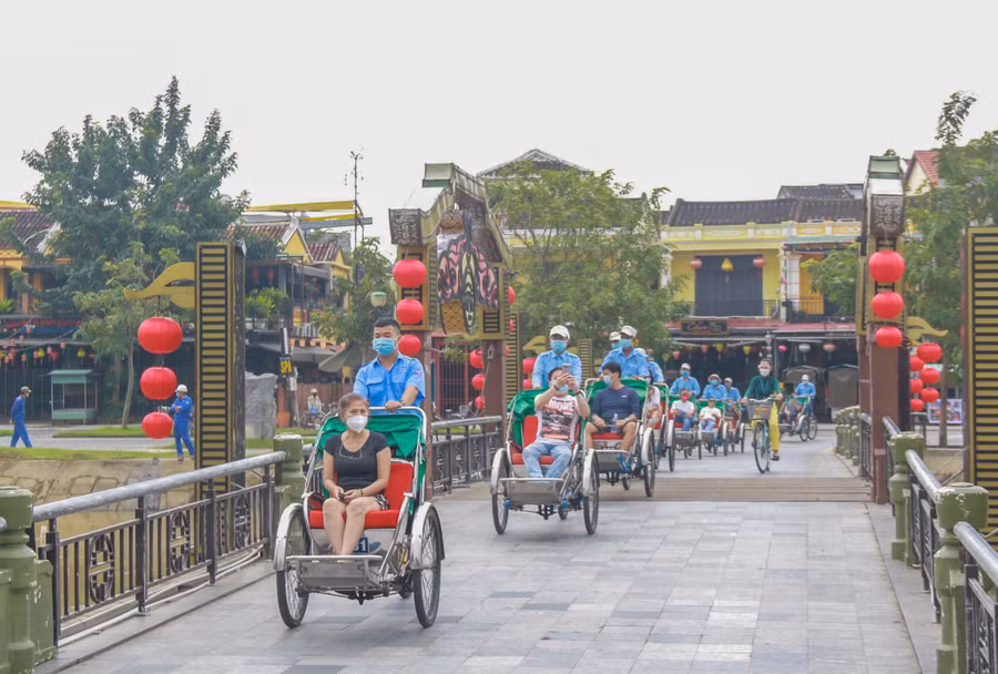 Du khách tham quan phố cổ Hội An. Ảnh: Hoàng Vinh. 