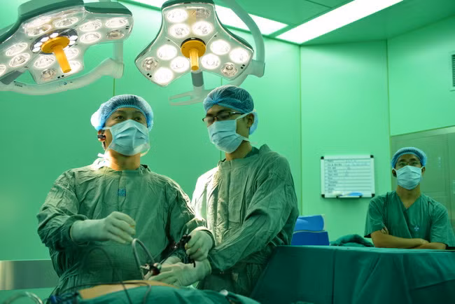 TS.BS Võ Duy Long đang phẫu thuật nội soi dạ dày cho bệnh nhân. 