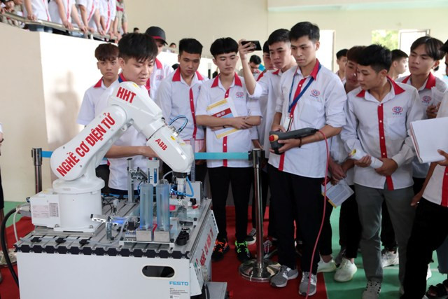 Các sinh viên hào hứng với với màn trình diễn nghề Cơ điện tử Các sinh viên hào hứng với với màn trình diễn nghề Cơ điện tử