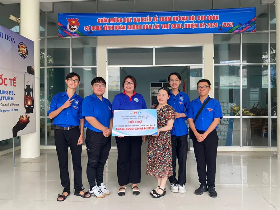 Hội Sinh viên Trường Đại học Nha Trang trao tặng biểu trưng 3000 chai nước cho chương trình Tiếp sức mùa thi 2024. (Ảnh: NTU)