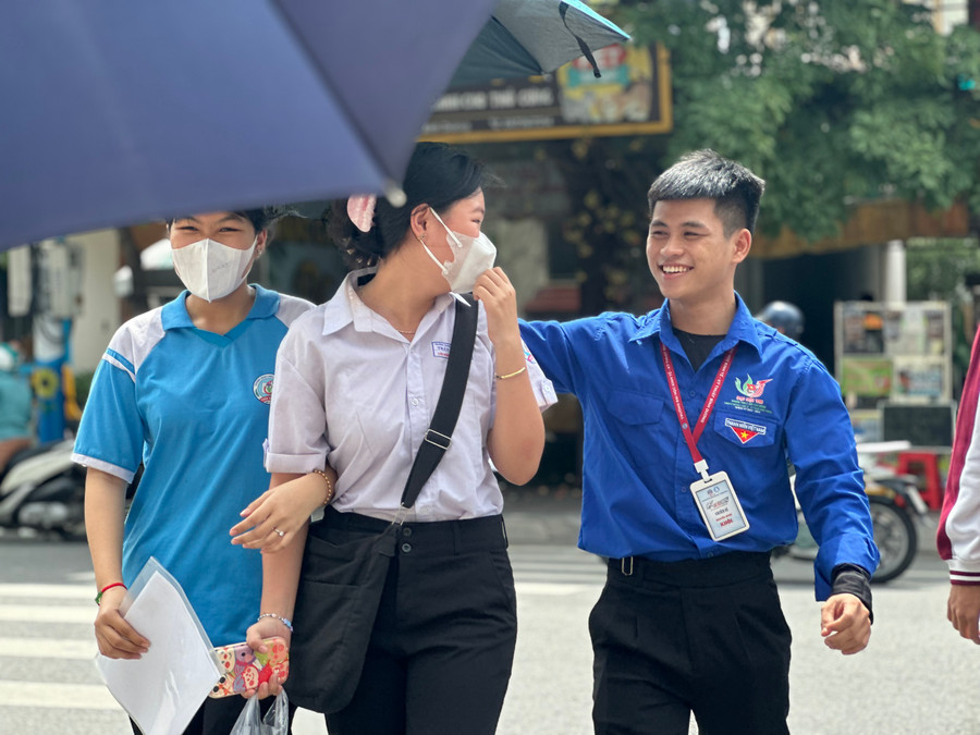Phần lớn thí sinh tại điểm thi 11, Trường THPT Nguyễn Trãi, TP Thuận An đều có tâm trạng thoải mái trong ngày làm thủ tục thi tốt nghiệp. (Ảnh: Cẩm Anh). Phần lớn thí sinh tại điểm thi 11, Trường THPT Nguyễn Trãi, TP Thuận An đều có tâm trạng thoải mái trong ngày làm thủ tục thi tốt nghiệp. (Ảnh: Cẩm Anh).