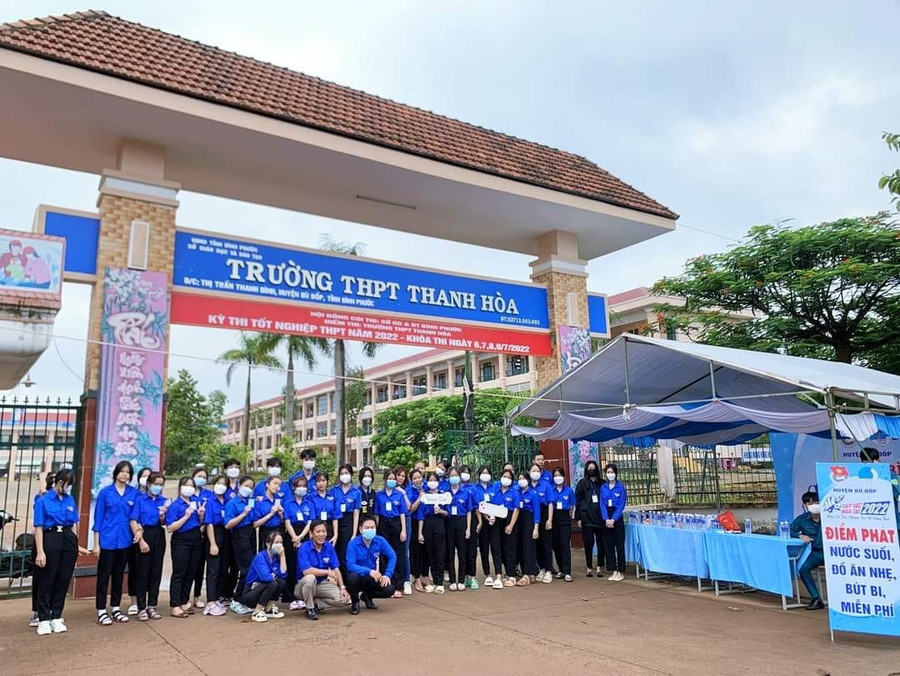 Tình nguyện viên tại điểm thi Trường THPT Thanh Hòa (huyện Bù Đốp, tỉnh Bình Phước). (Ảnh: Quốc Hải). Tình nguyện viên tại điểm thi Trường THPT Thanh Hòa (huyện Bù Đốp, tỉnh Bình Phước). (Ảnh: Quốc Hải).