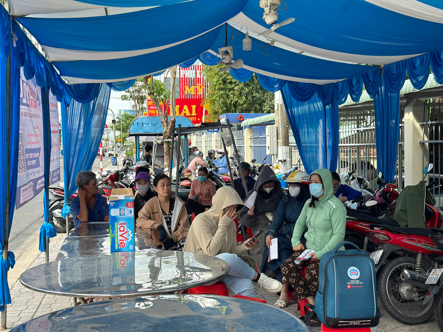 Đoàn phường Lái Thiêu, TP Thuận An dựng rạp, gắn quạt gần cổng trường tiếp sức cho thí sinh. (Ảnh: Cẩm Anh). Đoàn phường Lái Thiêu, TP Thuận An dựng rạp, gắn quạt gần cổng trường tiếp sức cho thí sinh. (Ảnh: Cẩm Anh).