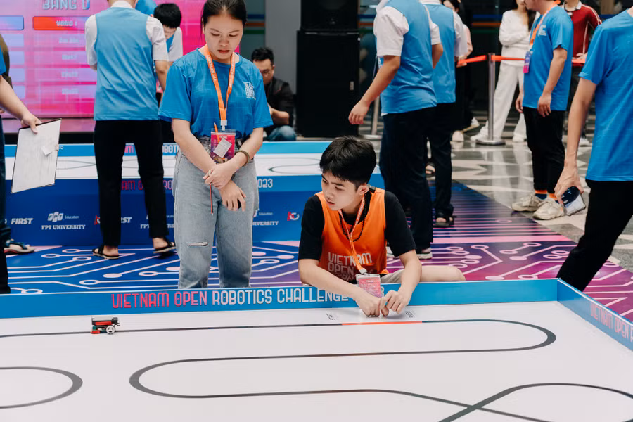 Các đội thi đến từ các trường THPT trên địa bàn miền Trung tranh tài gay cấn tại cuộc thi Vietnam Open Robotics Challenge do Đại học FPT tổ chức.